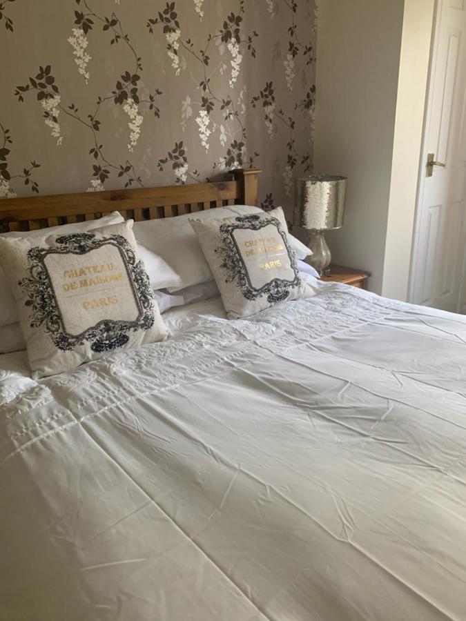 The Swan @ Stoford Hotel Luaran gambar A bed with a duvet