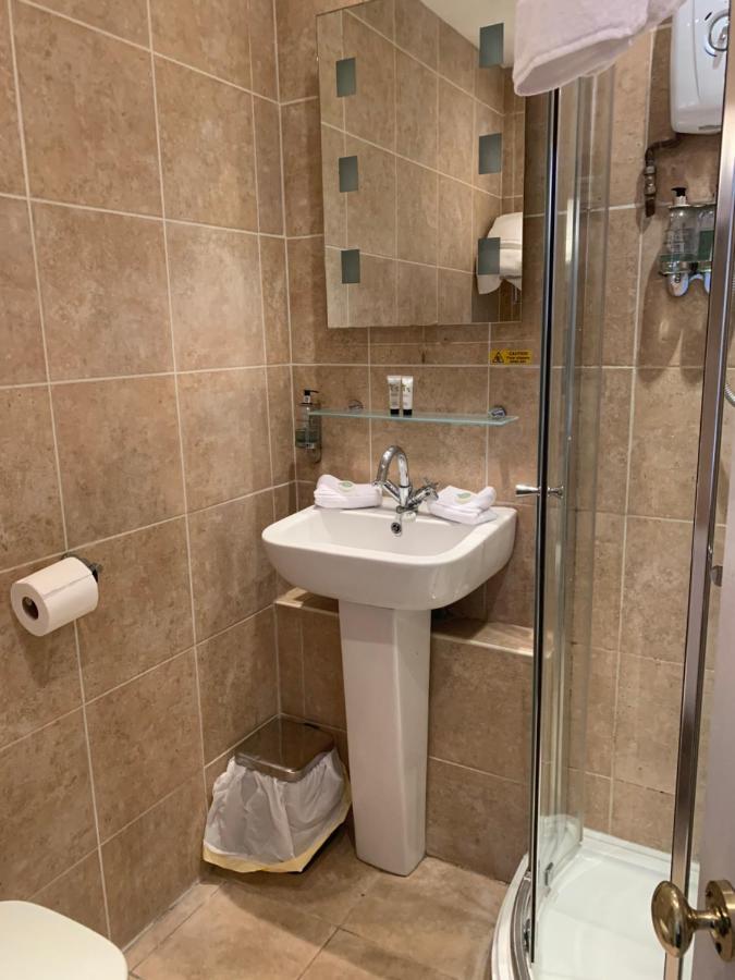 The Swan @ Stoford Hotel Luaran gambar A modern bathroom