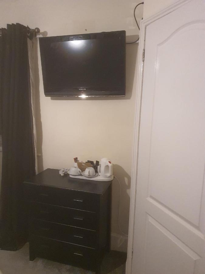 The Swan @ Stoford Hotel Luaran gambar A television in a hotel room
