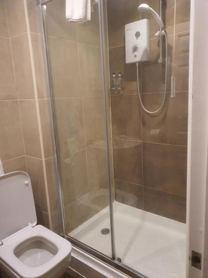 The Swan @ Stoford Hotel Luaran gambar A shower cubicle