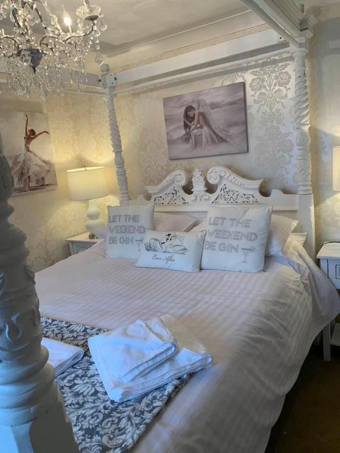 The Swan @ Stoford Hotel Luaran gambar The bedroom at The Swan Inn