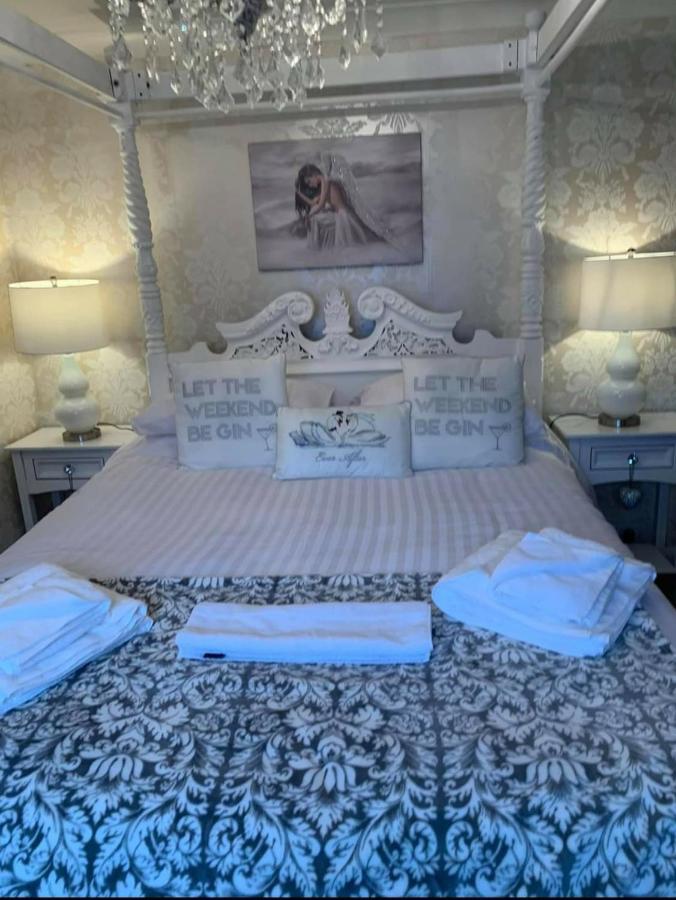 The Swan @ Stoford Hotel Luaran gambar The wedding bed