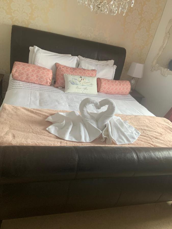 The Swan @ Stoford Hotel Luaran gambar A bed with a heart shaped towel