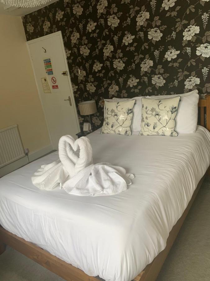 The Swan @ Stoford Hotel Luaran gambar A bed with a towel swan