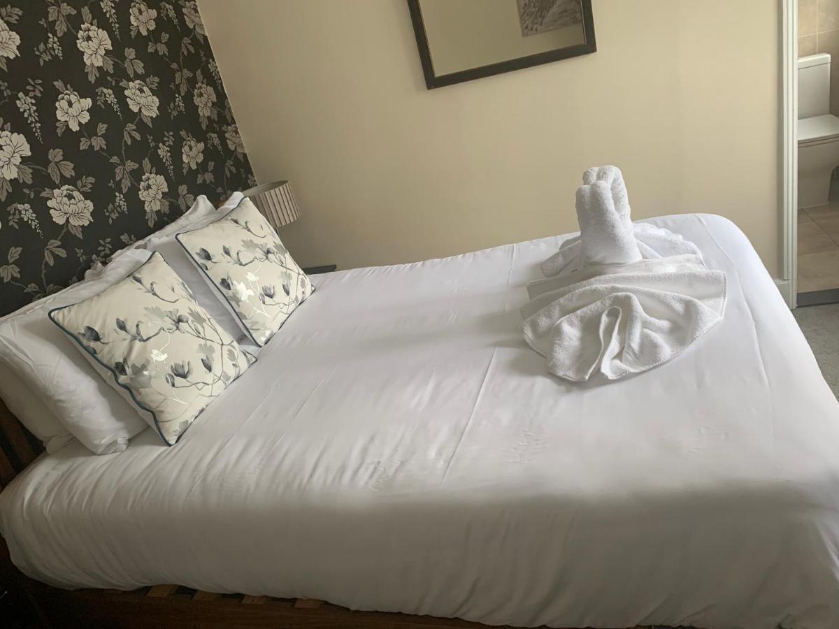 The Swan @ Stoford Hotel Luaran gambar A bed with a duvet